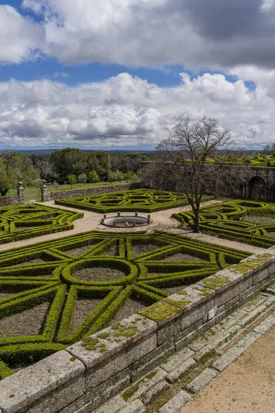 Royal Escorial Monastery Gardens Display Precise Geometric Hedges Scenic Backdrop — Stock Photo, Image