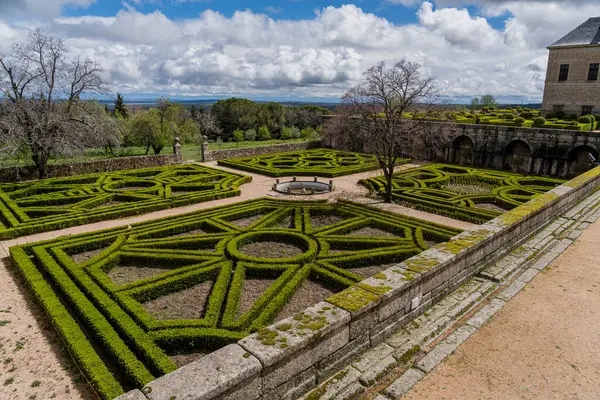 Royal Escorial Monastery Gardens Display Precise Geometric Hedges Scenic Backdrop — Stock Photo, Image