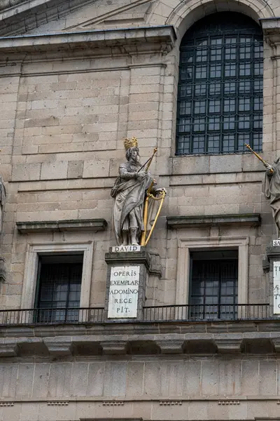 Des Statues Dorées Rois Bibliques Ornent Façade Monastère Escorial Dressées — Photo