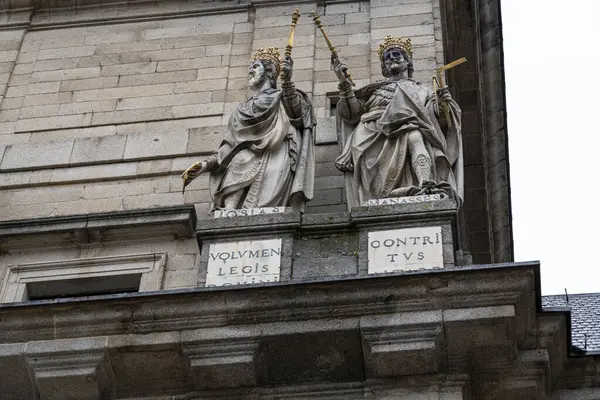 Des Statues Dorées Rois Bibliques Ornent Façade Monastère Escorial Dressées — Photo
