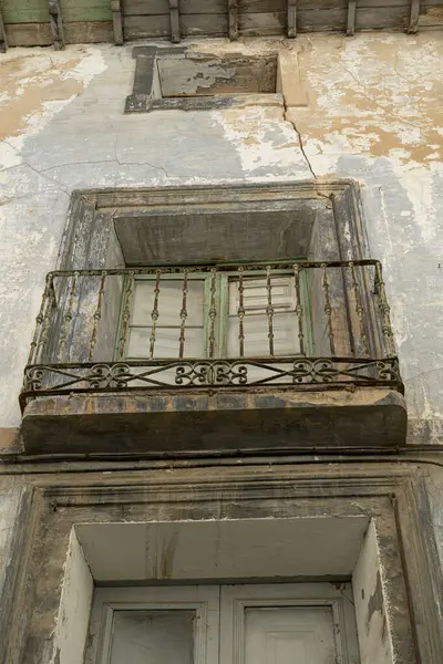 Primer Plano Antiguo Balcón Con Barandillas Adornadas Edificio Urbano Envejecido — Foto de Stock
