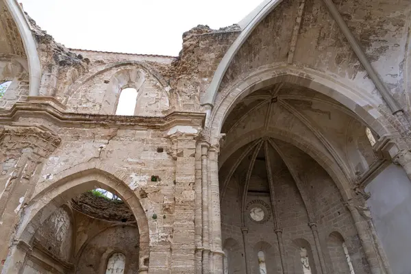 Den Komplexa Barockportalen Står Motståndskraftig Bland Ruinerna Monasterio Piedra Ett Stockbild