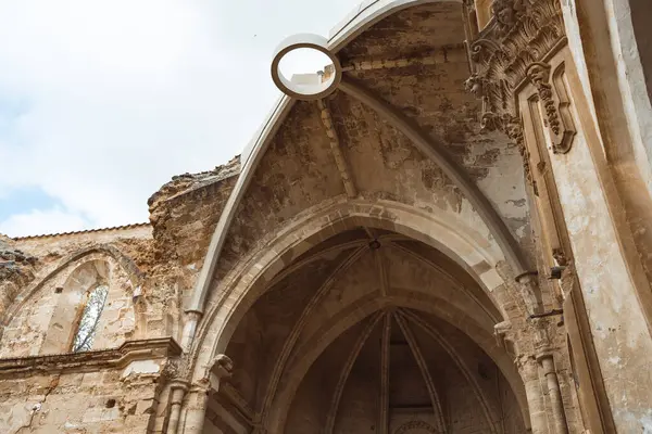 Lämpimät Sävyt Ympäröivät Monasterio Piedran Luostarin Majesteettiset Kaaret Ruusukkeet Jotka kuvapankin valokuva