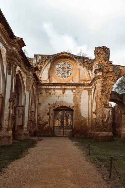 Varme Toner Omslutter Majestetiske Buene Rosettvinduene Klosteret Monasterio Piedra Som stockbilde