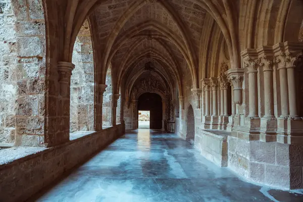 Kiehtova Keskiaikainen Luostarin Kulku Täydellinen Historiallisiin Arkkitehtonisiin Teemoihin tekijänoikeusvapaita kuvapankkikuvia