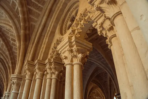 Kiehtova Keskiaikainen Luostarin Kulku Täydellinen Historiallisiin Arkkitehtonisiin Teemoihin kuvapankin valokuva