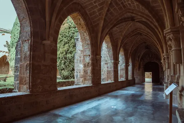 Boeiende Middeleeuwse Kloosterpassage Perfect Voor Historische Architectonische Thema Stockfoto