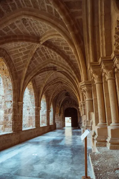 Atractivo Pasaje Del Monasterio Medieval Perfecto Para Temas Históricos Arquitectónicos Imagen De Stock