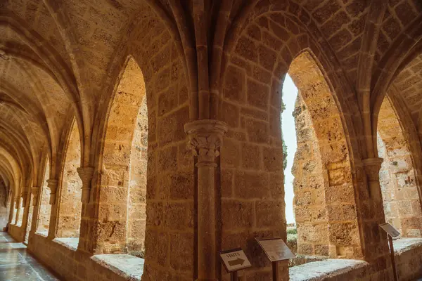 中世の修道院の通路を魅了し 歴史的 建築的なテーマに最適 ロイヤリティフリーのストック写真
