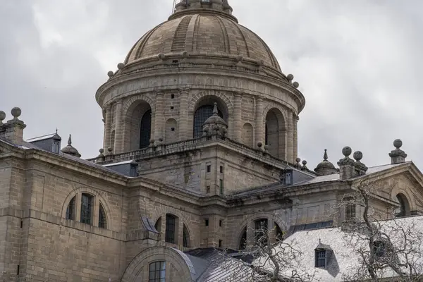 Gran Cúpula Del Monasterio Escorial Cerca Madrid España Eleva Majestuosamente Imagen De Stock