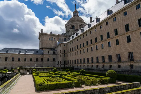 Royal Escorial Luostarin Puutarhat Näyttää Tarkka Geometrinen Pensasaidat Vastaan Luonnonkaunis tekijänoikeusvapaita valokuvia kuvapankista