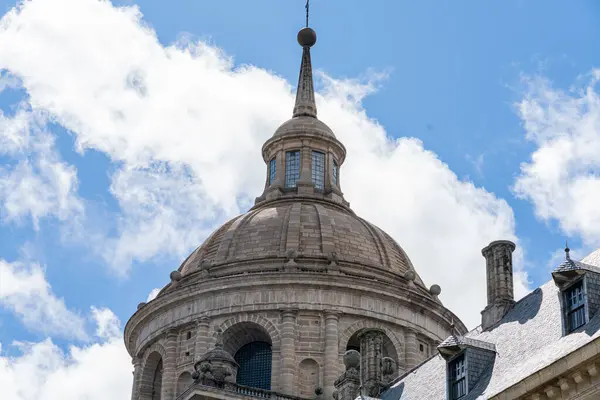 Detalhes Esculturais Icônica Cúpula Mosteiro Escorial Destacam Contra Céu Azul Imagens De Bancos De Imagens