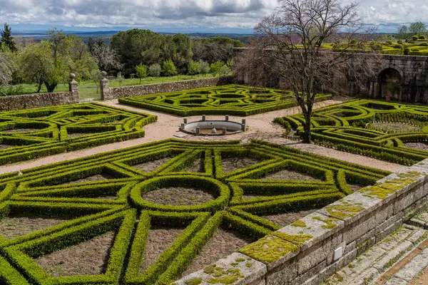 Die Gärten Des Königlichen Escorial Klosters Zeigen Präzise Geometrische Hecken lizenzfreie Stockbilder