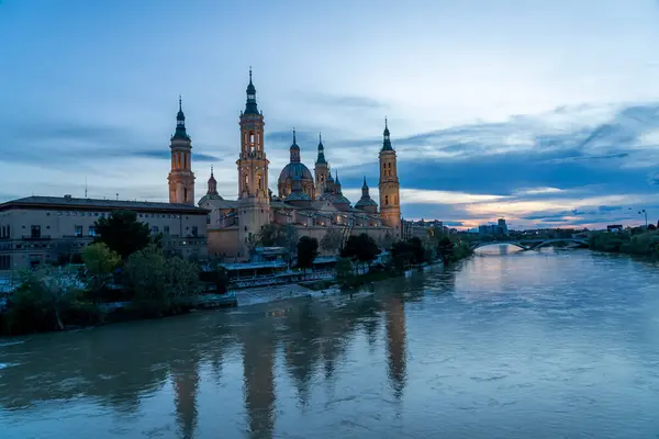 Zaragoza Daki Ebro Nehri Nin Yanındaki Basilica Nuestra Seora Del Telifsiz Stok Imajlar