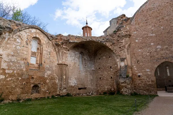 Vertikalt Skudd Som Fanger Den Intrikate Fasaden Forvitrede Ruinene Monasterio stockbilde