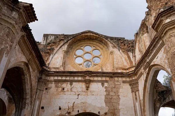 皮埃德拉修道院玫瑰窗台的天窗景观 反映了哥特式建筑风格 图库图片