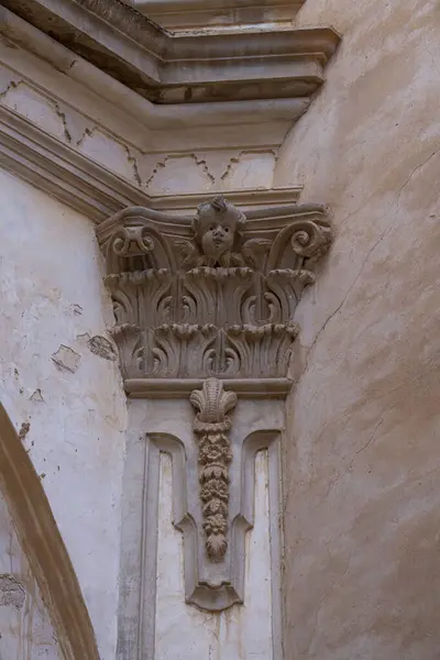 在皮德拉修道院废墟中的科林斯柱以华丽的首都为主题的特写 展示了丰富的建筑细节 图库照片