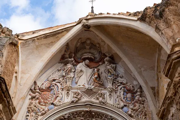 暖かいトーンは 歴史的な壮大さで放射されるモンテリオ ピエドラ修道院の壮大なアーチとロゼットの窓を包みます ロイヤリティフリーのストック写真
