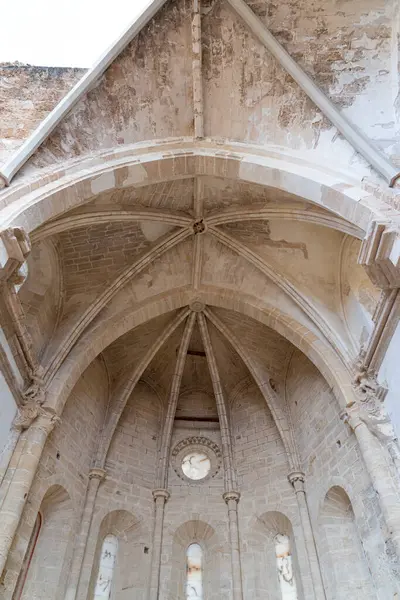 哥特式的塔尖和皮德拉修道院一座祭坛的遗迹 由纤细的柱子和柳叶窗构成 免版税图库照片