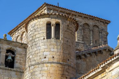 Santillana del Mar, Cantabria, İspanya 'daki Santa Juliana Kolej Kilisesi' nin mimari detaylarına yakından bakın. Ortaçağ taş yapıları parlak mavi gökyüzüne karşı vurgulanmıştır..