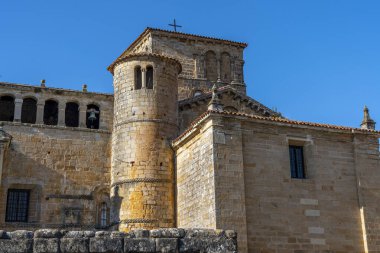 Santillana del Mar, Cantabria, İspanya 'daki Santa Juliana Kolej Kilisesi' nin mimari detaylarına yakından bakın. Ortaçağ taş yapıları parlak mavi gökyüzüne karşı vurgulanmıştır..