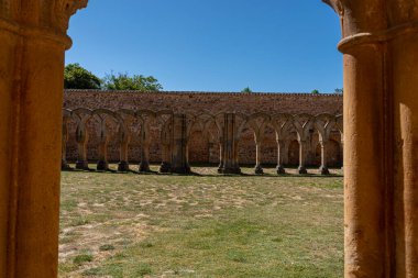 İspanya 'nın Soria kentindeki San Juan de Duero Manastırı' nın tarihi manastırı aydınlık güneşli bir günde ikonik kemerlerini ve antik taş mimarisini sergilemektedir.