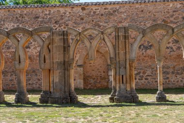 İspanya 'nın Soria kentindeki San Juan de Duero Manastırı' nın tarihi manastırı aydınlık güneşli bir günde ikonik kemerlerini ve antik taş mimarisini sergilemektedir.