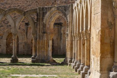 İspanya 'nın Soria kentindeki San Juan de Duero Manastırı' nın tarihi manastırı aydınlık güneşli bir günde ikonik kemerlerini ve antik taş mimarisini sergilemektedir.
