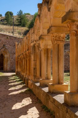 İspanya 'nın Soria kentindeki San Juan de Duero Manastırı' nın tarihi manastırı aydınlık güneşli bir günde ikonik kemerlerini ve antik taş mimarisini sergilemektedir.