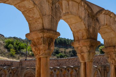 İspanya 'nın Soria kentindeki San Juan de Duero Manastırı' nın tarihi manastırı aydınlık güneşli bir günde ikonik kemerlerini ve antik taş mimarisini sergilemektedir.