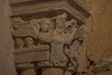 İspanya 'nın Soria kentindeki San Juan de Duero Manastırı' nda bulunan karmaşık heykellerin yakın çekimi. Oymalar, ortaçağ sanatının olağanüstü bir şekilde sergilendiği çeşitli figür ve sahneleri resmediyor..