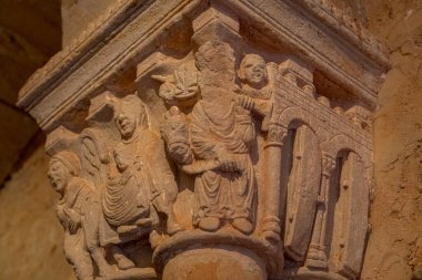 İspanya 'nın Soria kentindeki San Juan de Duero Manastırı' nda bulunan karmaşık heykellerin yakın çekimi. Oymalar, ortaçağ sanatının olağanüstü bir şekilde sergilendiği çeşitli figür ve sahneleri resmediyor..