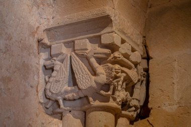 İspanya 'nın Soria kentindeki San Juan de Duero Manastırı' nda bulunan karmaşık heykellerin yakın çekimi. Oymalar, ortaçağ sanatının olağanüstü bir şekilde sergilendiği çeşitli figür ve sahneleri resmediyor..