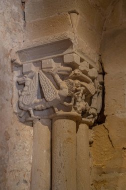 İspanya 'nın Soria kentindeki San Juan de Duero Manastırı' nda bulunan karmaşık heykellerin yakın çekimi. Oymalar, ortaçağ sanatının olağanüstü bir şekilde sergilendiği çeşitli figür ve sahneleri resmediyor..