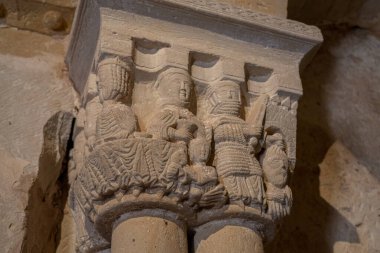 İspanya 'nın Soria kentindeki San Juan de Duero Manastırı' nda bulunan karmaşık heykellerin yakın çekimi. Oymalar, ortaçağ sanatının olağanüstü bir şekilde sergilendiği çeşitli figür ve sahneleri resmediyor..