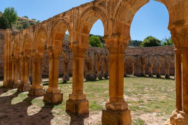 İspanya 'nın Soria kentindeki San Juan de Duero Manastırı' nın tarihi manastırı aydınlık güneşli bir günde ikonik kemerlerini ve antik taş mimarisini sergilemektedir.