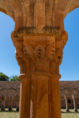 İspanya 'nın Soria kentindeki San Juan de Duero Manastırı' nın tarihi manastırı aydınlık güneşli bir günde ikonik kemerlerini ve antik taş mimarisini sergilemektedir.