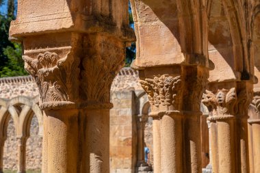 İspanya 'nın Soria kentindeki San Juan de Duero Manastırı' nın tarihi manastırı aydınlık güneşli bir günde ikonik kemerlerini ve antik taş mimarisini sergilemektedir.