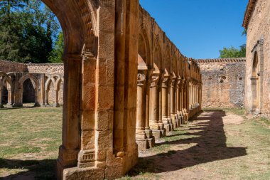 İspanya 'nın Soria kentindeki San Juan de Duero Manastırı' nın tarihi manastırı aydınlık güneşli bir günde ikonik kemerlerini ve antik taş mimarisini sergilemektedir.