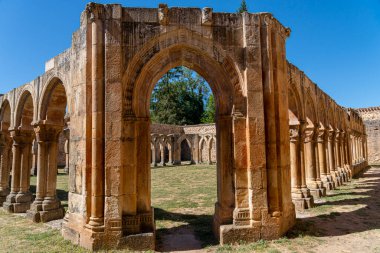 İspanya 'nın Soria kentindeki San Juan de Duero Manastırı' nın tarihi manastırı aydınlık güneşli bir günde ikonik kemerlerini ve antik taş mimarisini sergilemektedir.