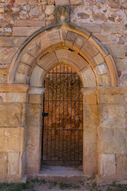 İspanya, Soria 'daki San Juan de Duero Manastırı' nda taştan bir kemer. Ortaçağ mimarisi ve yıpranmış taş duvarlar manastırın zengin tarihini yansıtıyor..