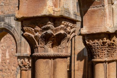 İspanya, Soria 'daki San Juan de Duero Manastırı' ndaki sütunların detaylı oymalarının yakın çekimleri. Sanatçılık, ortaçağ sanatının inceliklerini sergiliyor..