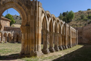 İspanya, Soria 'daki San Juan de Duero Manastırı' nda bir dizi taş kemer, bu antik manastırın ortaçağ mimarisini ve tarihsel önemini gözler önüne seriyor.