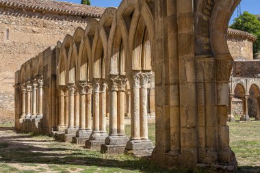 İspanya, Soria 'daki San Juan de Duero Manastırı' nda bir dizi taş kemer, bu antik manastırın ortaçağ mimarisini ve tarihsel önemini gözler önüne seriyor.