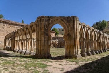 İspanya 'nın Soria kentindeki San Juan de Duero Manastırı' nın tarihi manastırı aydınlık güneşli bir günde ikonik kemerlerini ve antik taş mimarisini sergilemektedir.