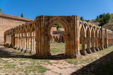 İspanya 'nın Soria kentindeki San Juan de Duero Manastırı' nın tarihi manastırı aydınlık güneşli bir günde ikonik kemerlerini ve antik taş mimarisini sergilemektedir.