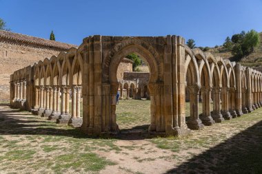 İspanya 'nın Soria kentindeki San Juan de Duero Manastırı' nın tarihi manastırı aydınlık güneşli bir günde ikonik kemerlerini ve antik taş mimarisini sergilemektedir.