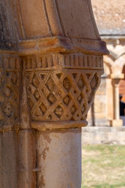 İspanya, Soria 'daki San Juan de Duero Manastırı' ndaki sütunların detaylı oymalarının yakın çekimleri. Sanatçılık, ortaçağ sanatının inceliklerini sergiliyor..
