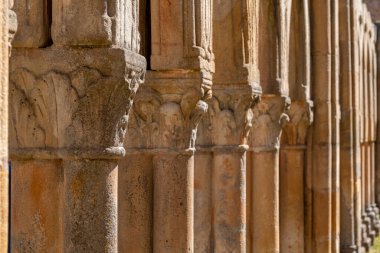 İspanya, Soria 'daki San Juan de Duero Manastırı' nda bir dizi taş kemer, bu antik manastırın ortaçağ mimarisini ve tarihsel önemini gözler önüne seriyor.
