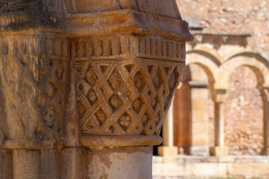 İspanya 'nın Soria kentindeki San Juan de Duero Manastırı' nın tarihi manastırı aydınlık güneşli bir günde ikonik kemerlerini ve antik taş mimarisini sergilemektedir.